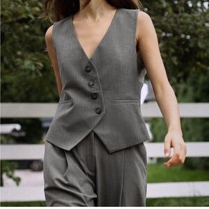 NWT ZARA Dark Grey Vest with Asymmetrical Closure size XS
🚨FIRM PRICE